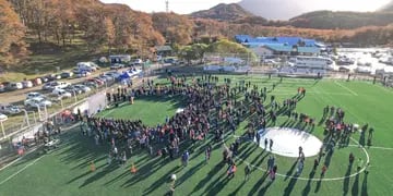 Cancha de fútbol de césped sintético.