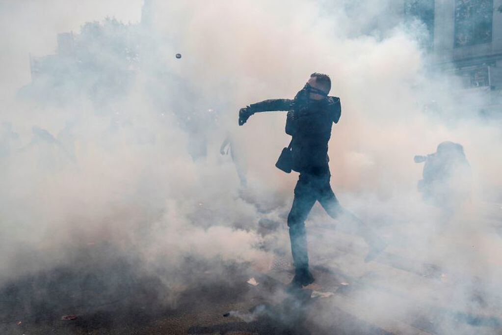 Graves incidentes en la marcha por el Día del Trabajador en París (Foto: AFP/ Zakaria ABDELKAFI)