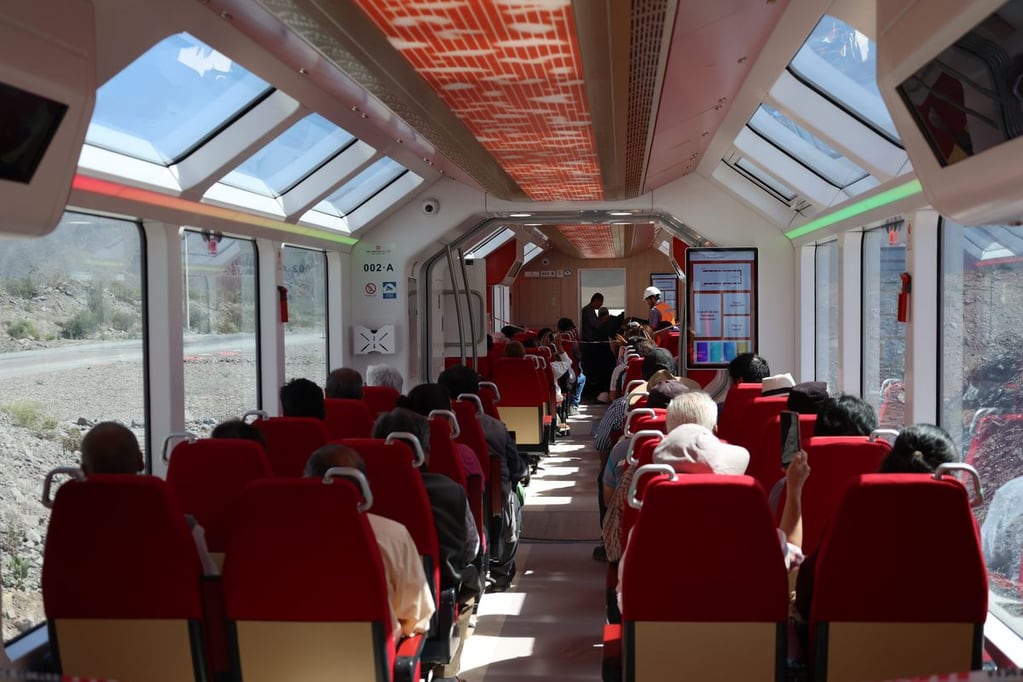 Una estupenda vista panorámica del exterior ofrece el diseño de las duplas del Tren Turístico de la Quebrada, construidas especialmente en China para la provincia de Jujuy.
