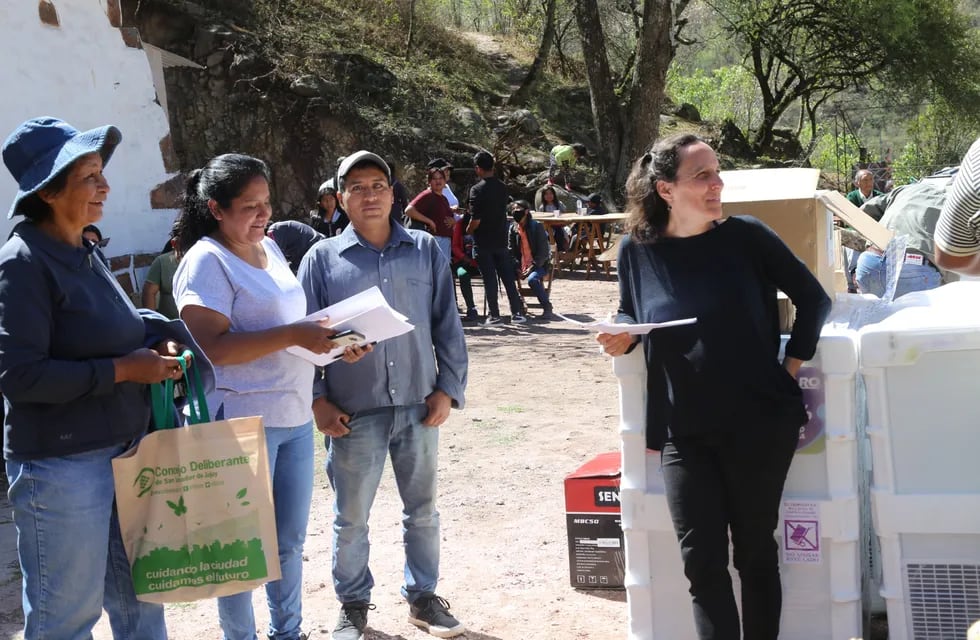 La coordinadora del INAFCI en Jujuy, Anastasia García, supervisó la entrega de los materiales de construcción, alambrados, heladeras, tanques de agua, chapas e insumos, en la localidad de Reyes.