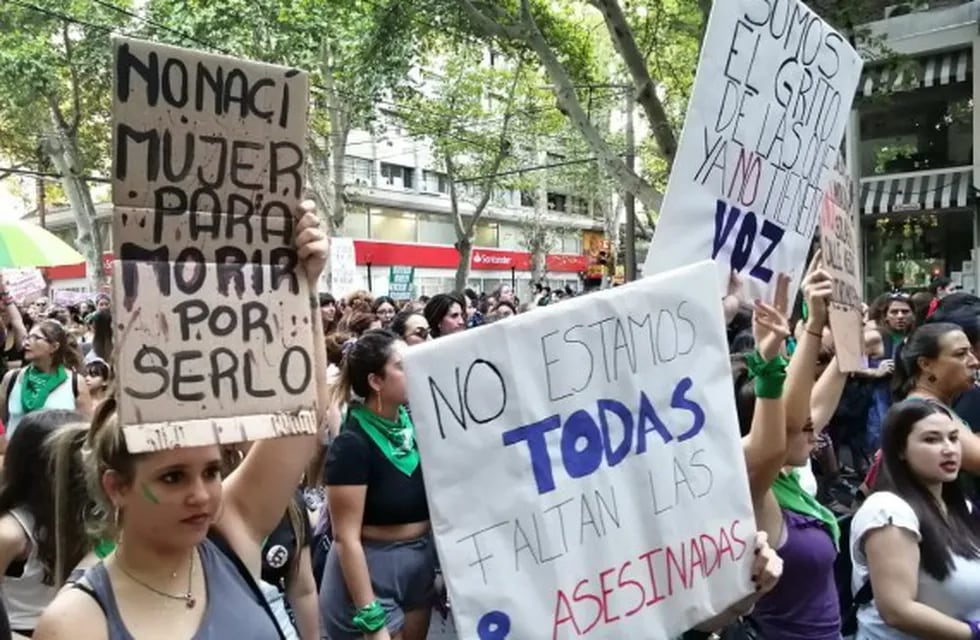 8M paro de mujeres. Marcha de mujeres en Mendoza. Fotos: MendozaPost