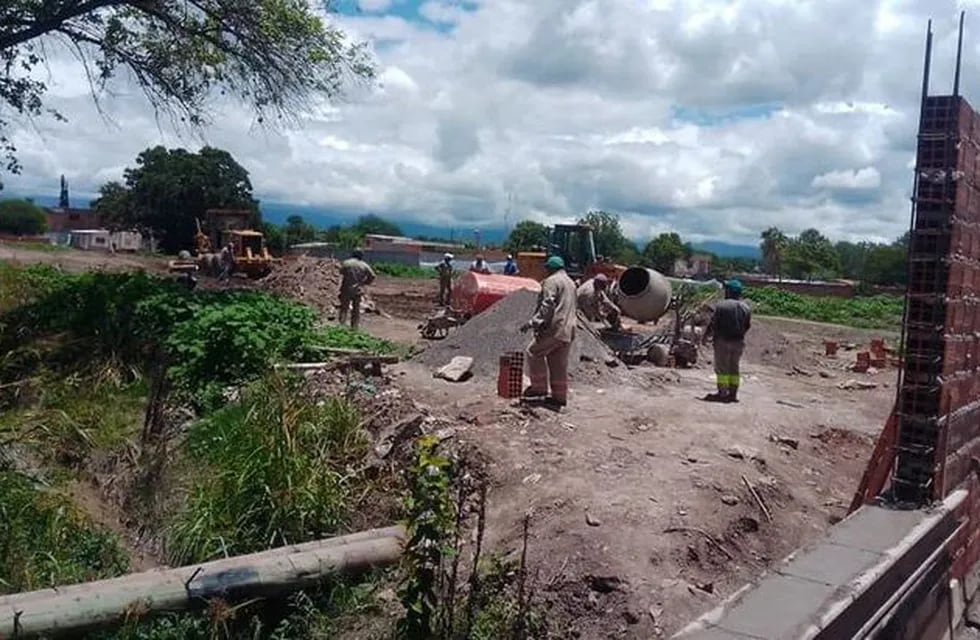 Continúan las obras en el polémico cementerio para muertos por coronavirus en Cerrillos