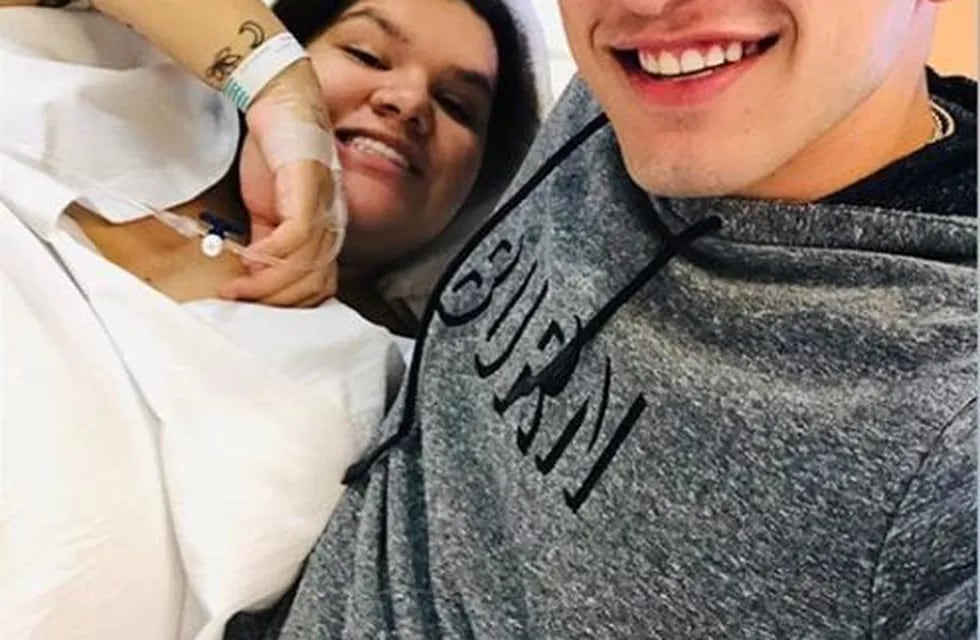 Morena y su novio Facundo Ambrosioni recién convertidos en padres (Instagram)