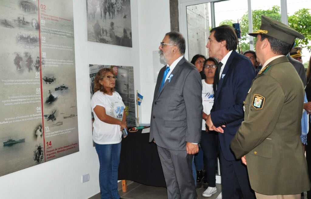 El gobernador de Jujuy, Carlos Sadir, y el intendente capitalino Raúl Jorge recorren la muestra permanente del Museo Malvinas, inaugurado este martes.