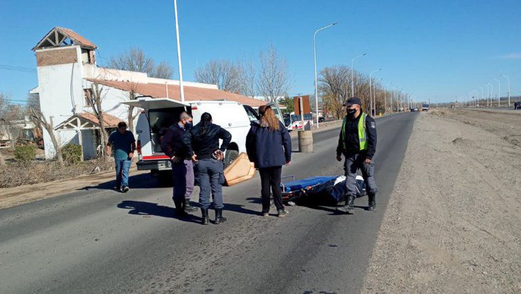 Un coche fúnebre perdió un ataúd con el cadáver en su interior.