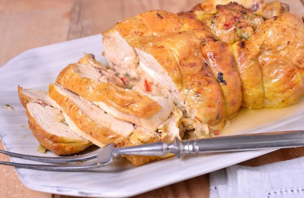 Receta fácil de pollo relleno, una opción con elegancia y sabor en la mesa navideña.