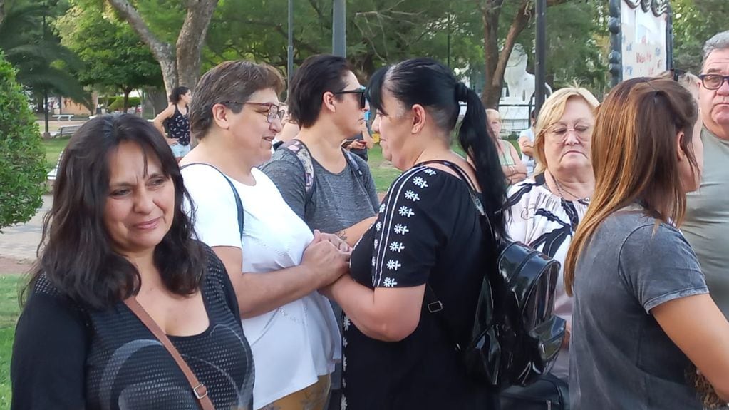Marta (de negro, al centro), la mamá de Aldana, habló con los medios