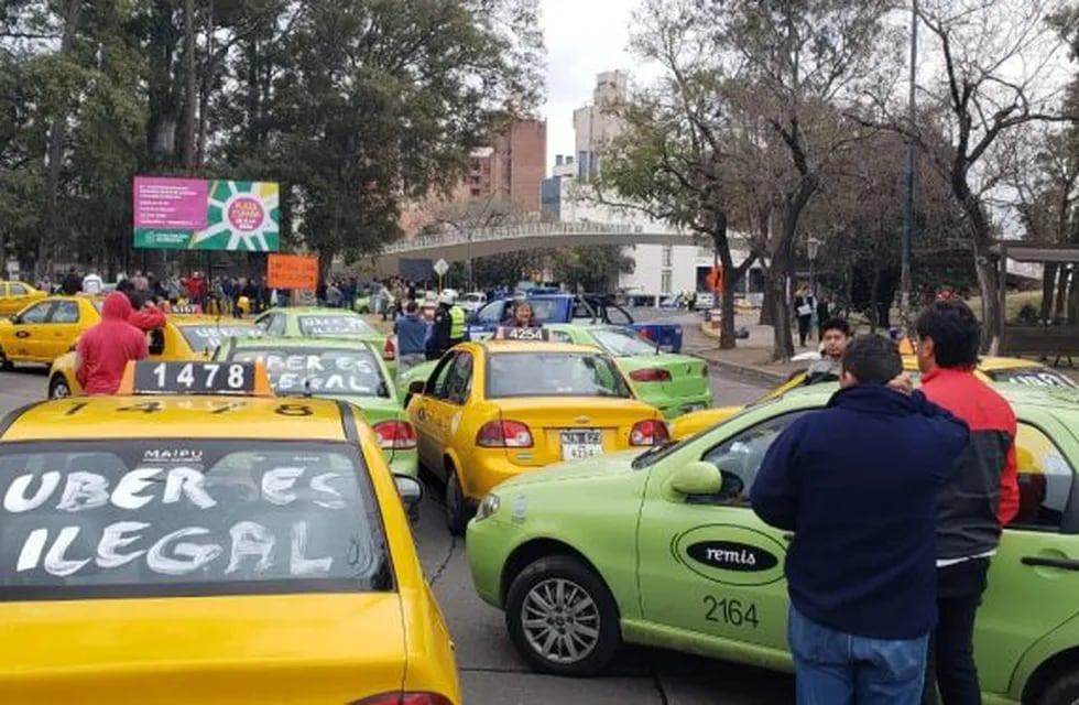 Protesta de taxistas y remiseros en la Plaza España.
