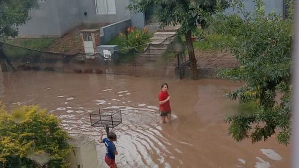 Se inundaron las calles del country La Catalina. Vecinos de la zona denuncian falta de respuesta de la Municipalidad.