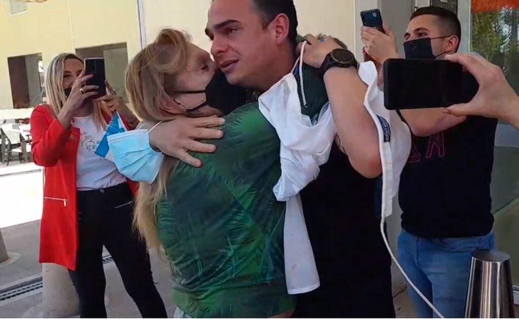 Alfredo Villegas emocionado abrazando a su madre