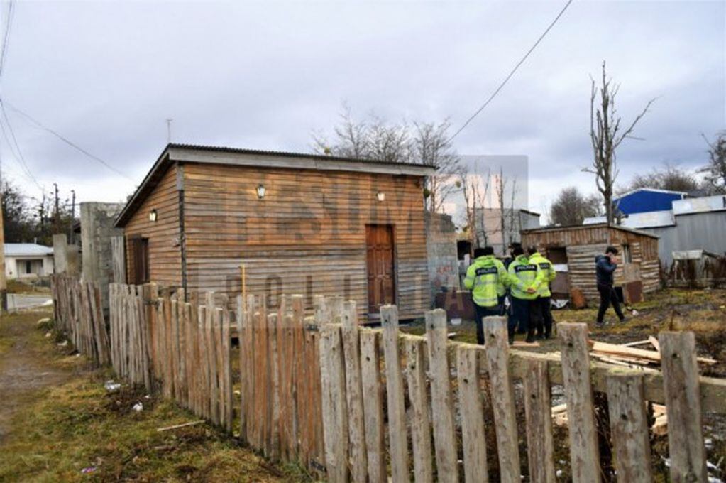 Allanamiento en la casa donde pasaban el fin de semana los delincuentes en Tolhuin. Foto: Resumen Policial