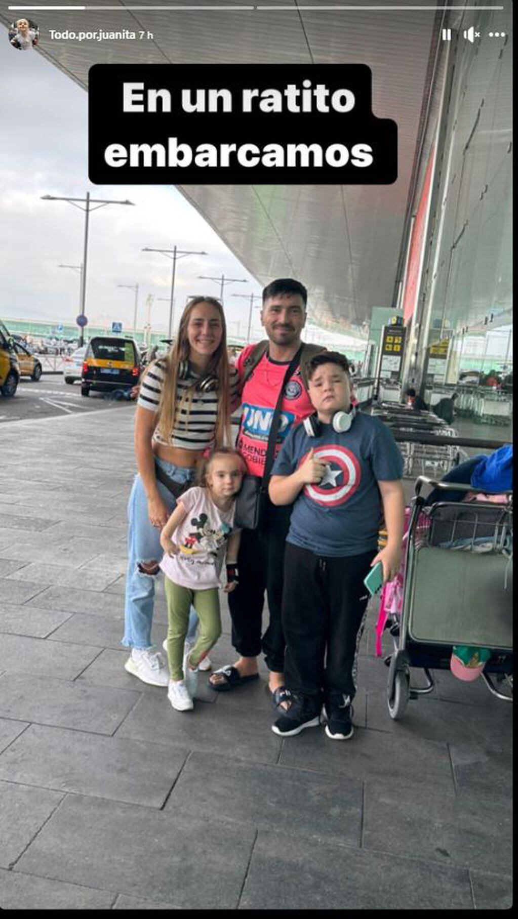 La familia Dávila en el aeropuerto de Barcelona a punto de subirse al avión que los trae a Mendoza.