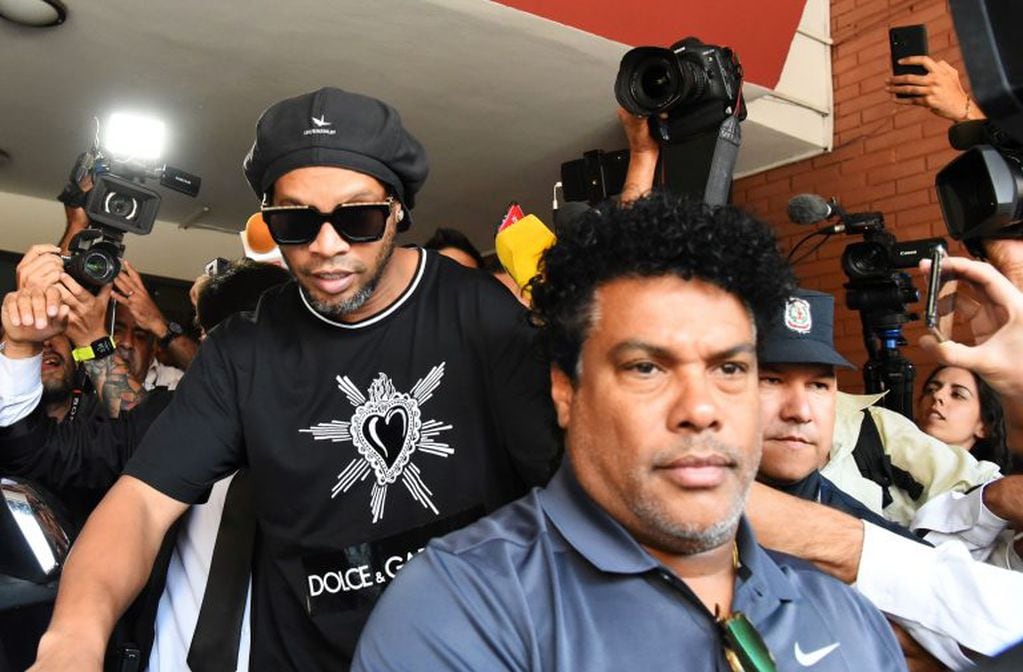 Ronaldinho al salir de la Fiscalía tras declarar junto a su hermano. (AFP)
