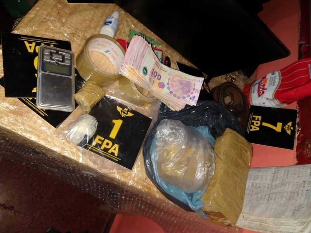 Drogas, dinero en efectivo, y más, tras un allanamiento por la FPA en Cruz del Eje. (Foto: MPF).