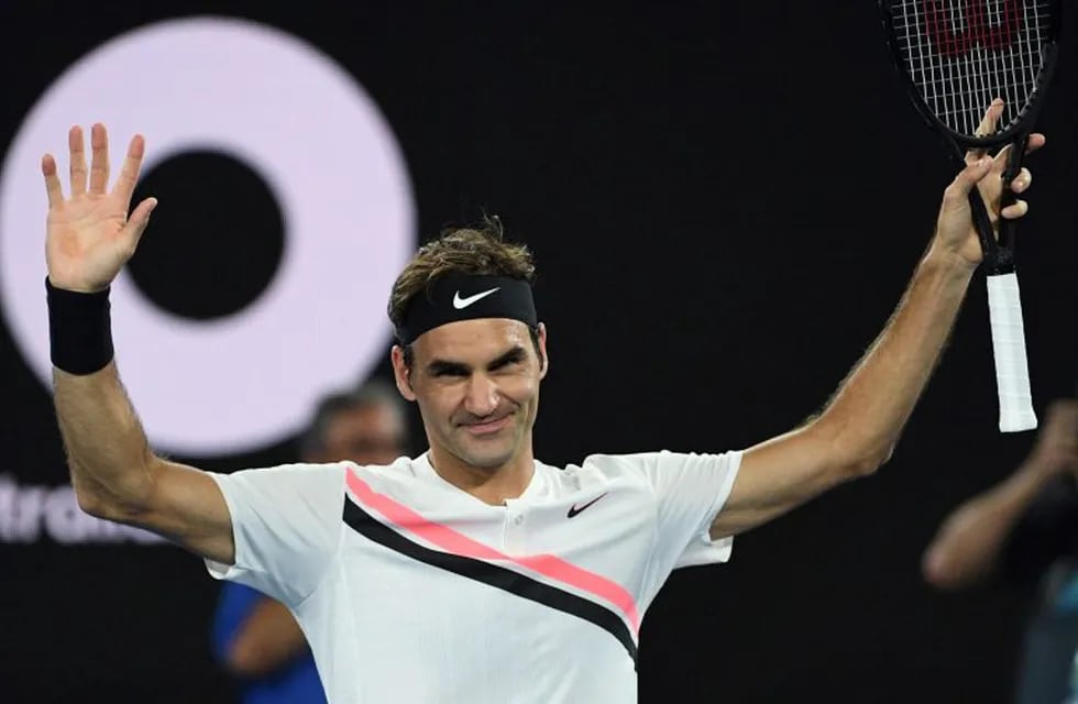 Roger Federer celebra su clasificación a semifinales del Australian Open. / AFP PHOTO / SAEED KHAN /