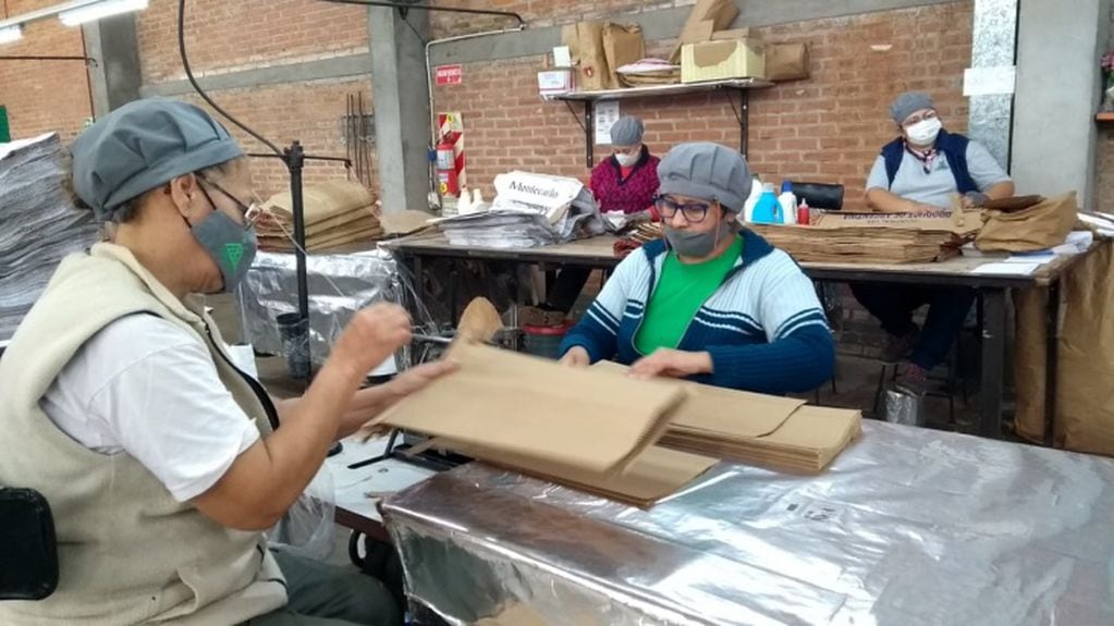El Ministerio de Acción Cooperativa visitó una fábrica recuperada en Puerto Rico