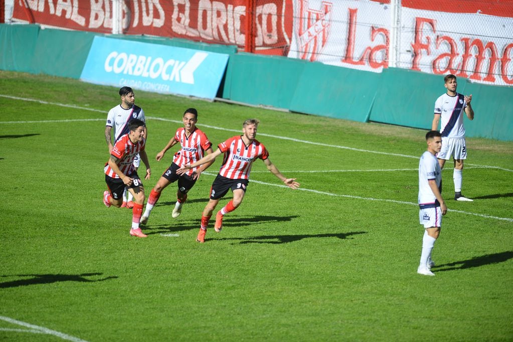 Mazur celebra su gol al minuto del partido. (Foto: José Hernández)
