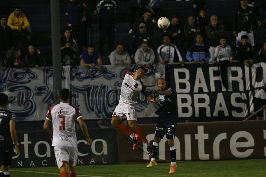 Independiente Rivadavia y Defensores de Belgrano protagonizaron un muy buen partido.