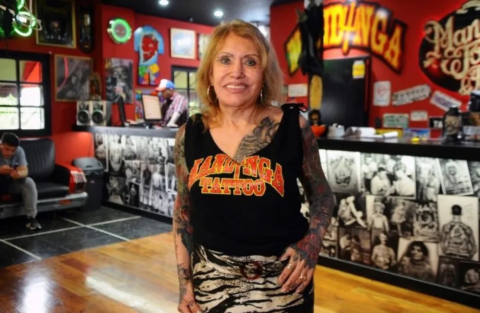 Susana Aspiunza tiene 87 años y tiene casi la totalidad de su cuerpo tatuado (Diego Waldmann/Clarín)