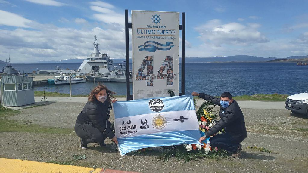 Familiares del Suboficial Enríquez Víctor Marcelo, recordaron y honraron a los submarinistas.