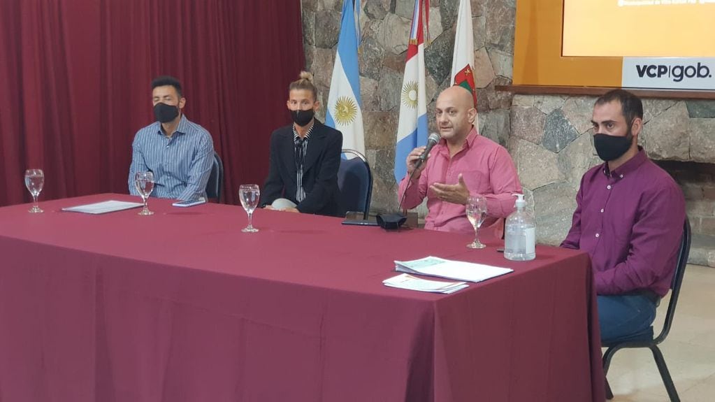 Entrega del tercer subsidio del año a los centros vecinales de Carlos Paz.