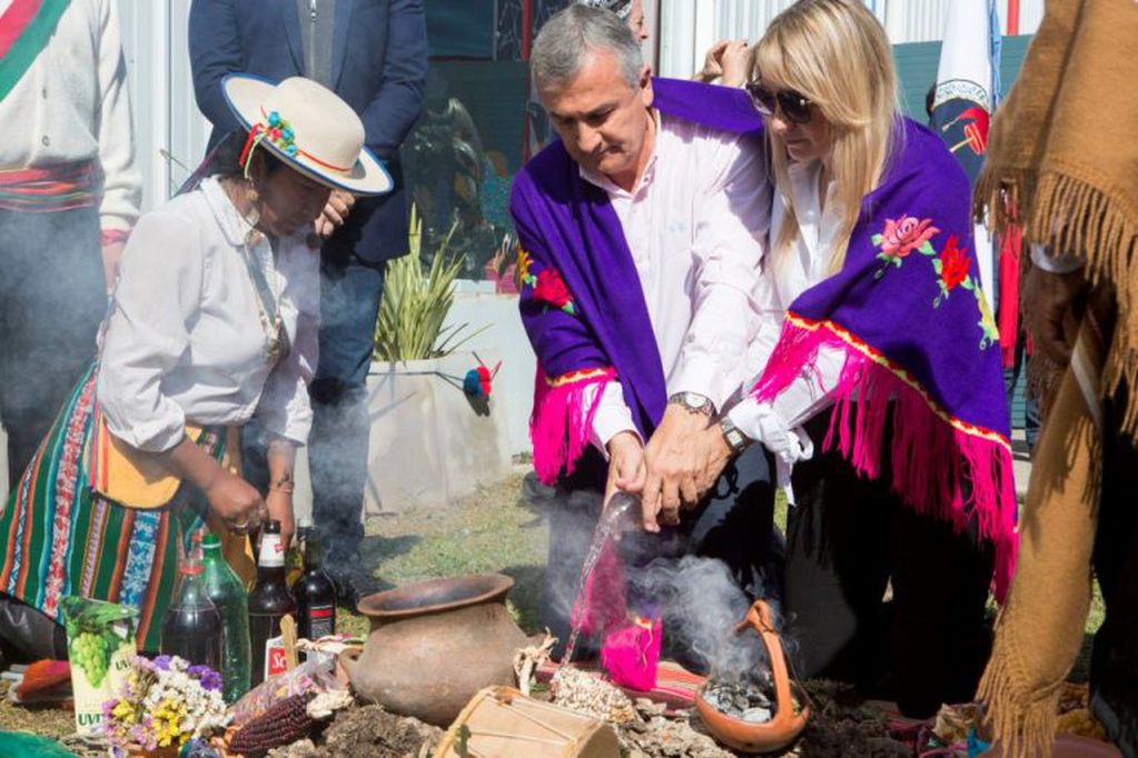 El Gobernador y su prometida, en el ritual de honrar a la Pachamama, en agosto pasado.