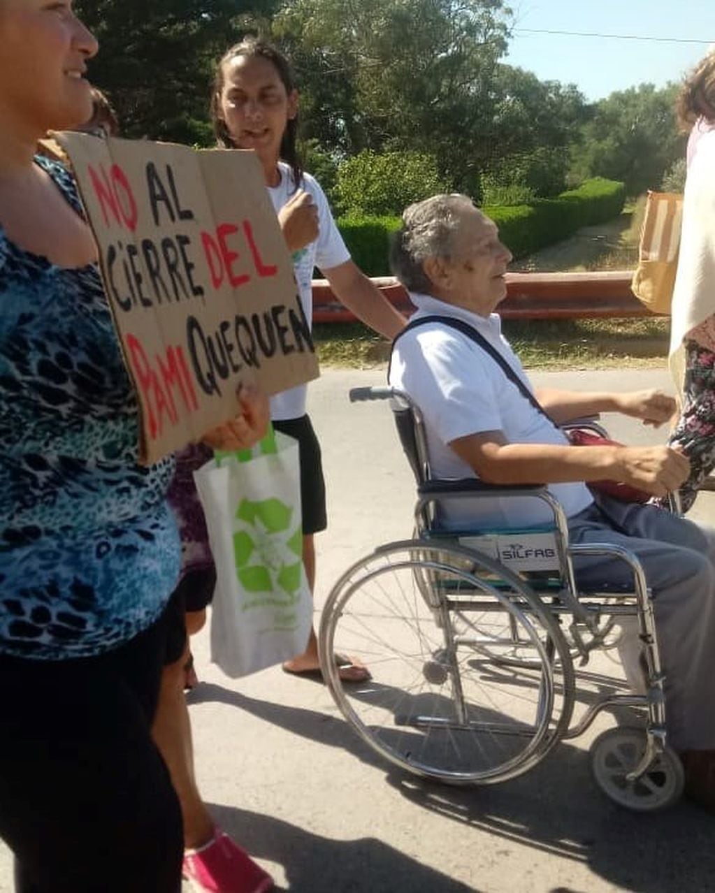 Protesta en reclamo del no cierre de PAMI Quequén - 4