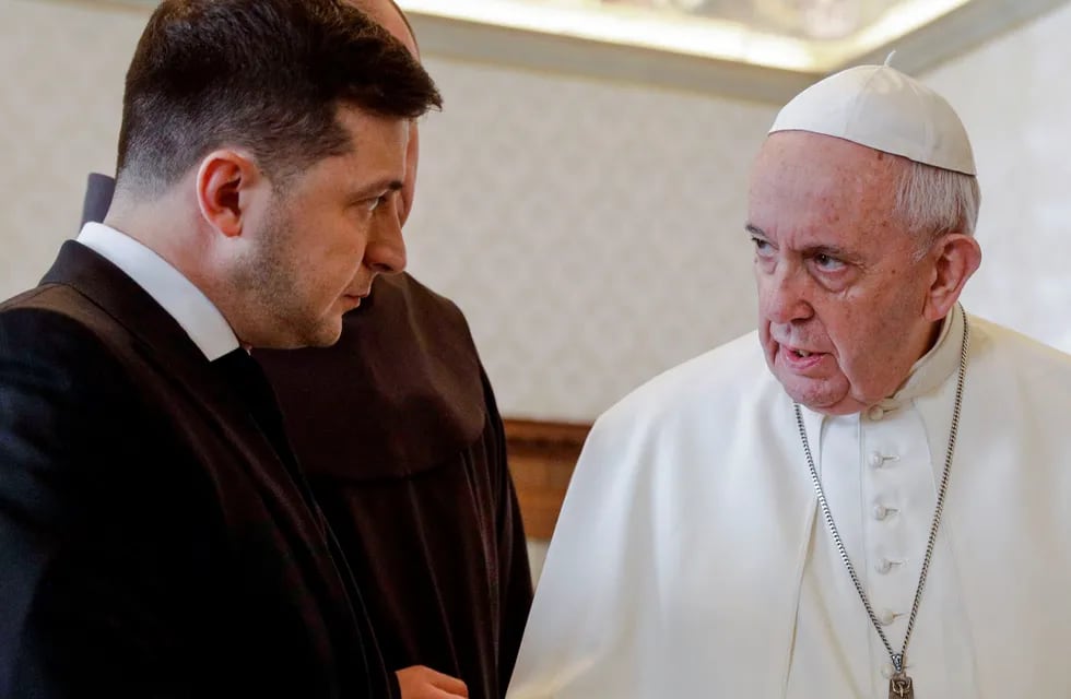 Papa Francisco intercambia palabras con el presidente ucraniano Volodymyr Zelensky durante una audiencia privada en el Vaticano.