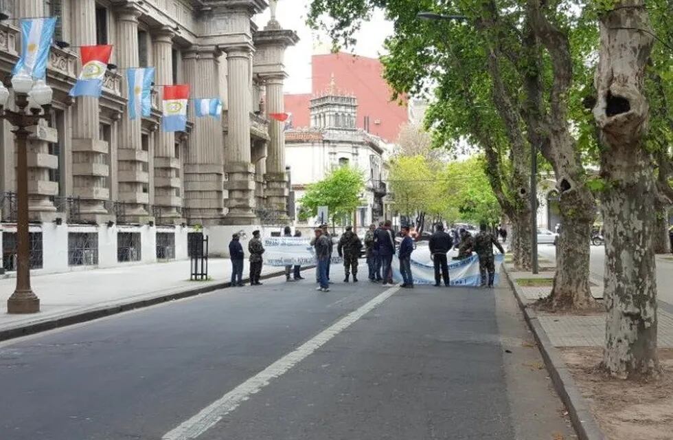 La calle Santa Fe quedó cerrada para el paso de vehículos después de las 10 de la mañana. (Vía Rosario)