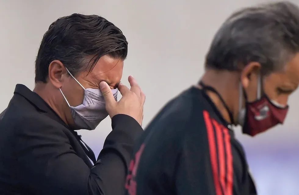 Marcelo Gallardo, preocupado por el resultado de su entrenador de arqueros.