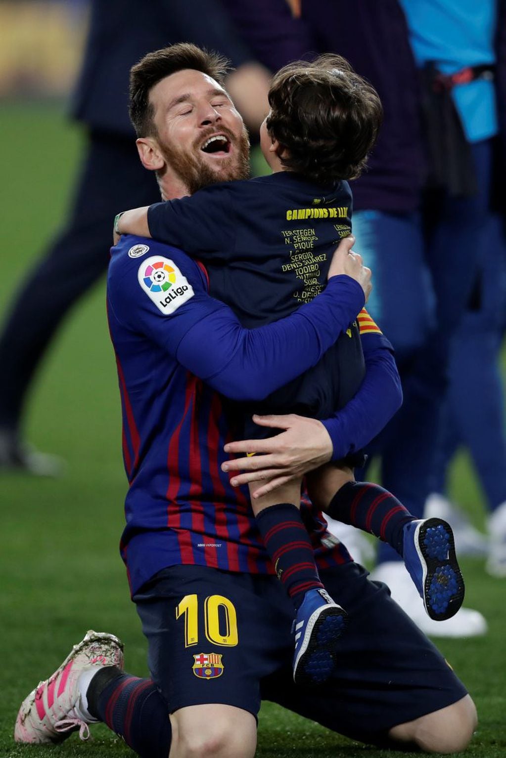 La emoción de Messi tras la consecución del título (Manu Fernández)