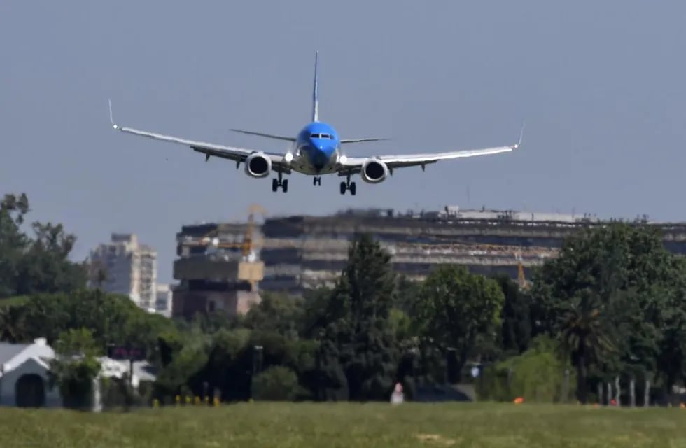 Un avión fue alcanzado por una peligrosa broma en Córdoba.