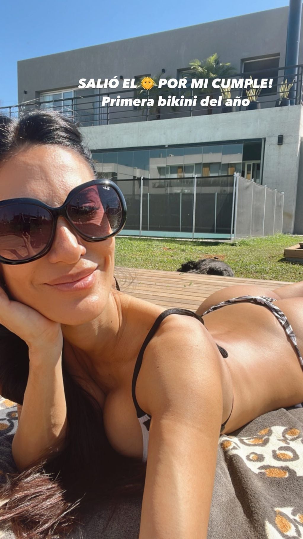 Silvina Escudero recibió su cumpleaños 40 en microbikini y lo mostró en Instagram.