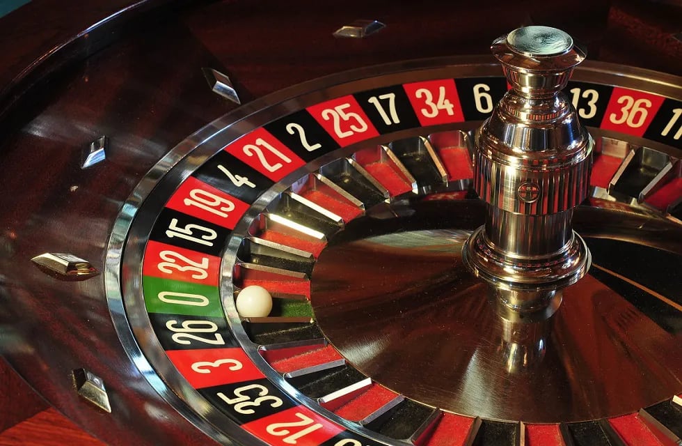 La ruleta es un juego de azar típico de los casinos, cuyo nombre viene del término francés roulette, que significa “ruedita” o “rueda pequeña”.