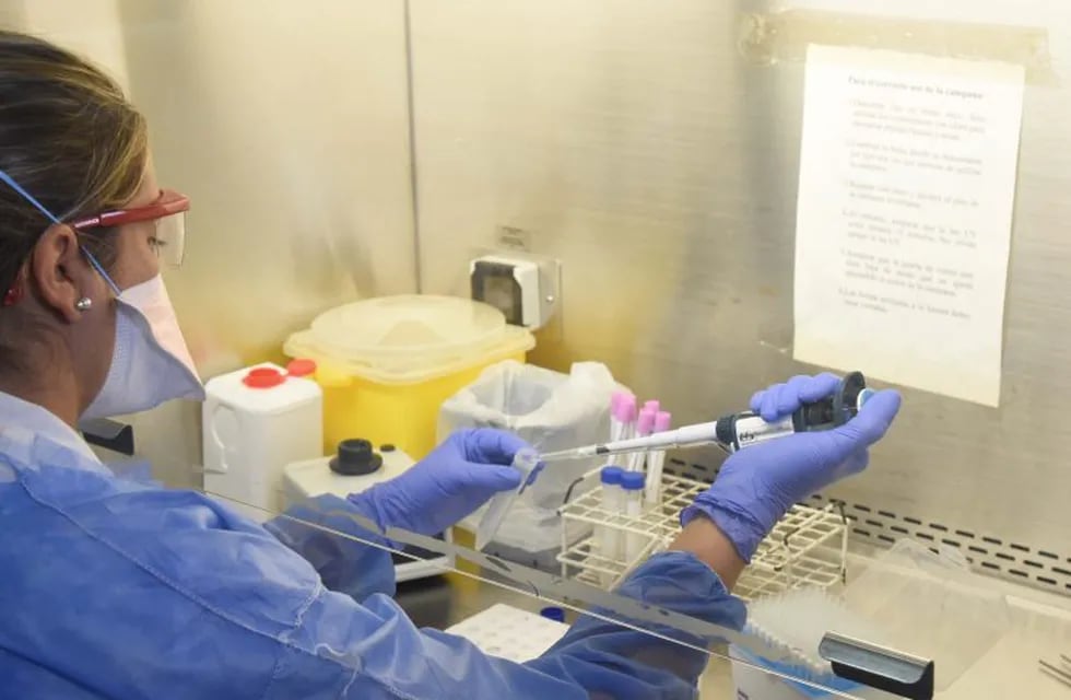 Las autoridades sanitarias esperan los resultados de las pruebas PCR y la secuenciación genómica.