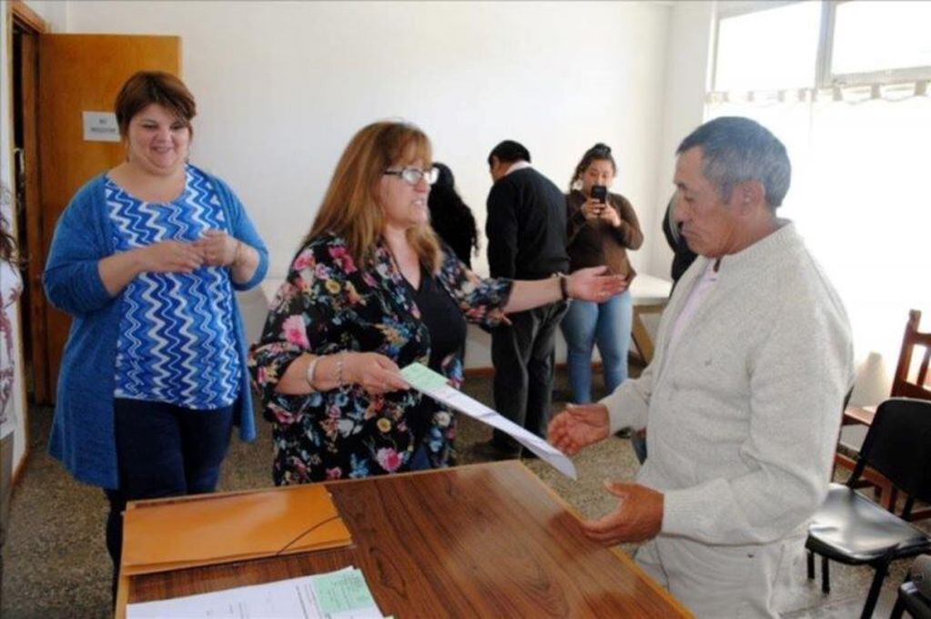 Vecinos de Esquel recibieron pensiones provinciales por vejez.