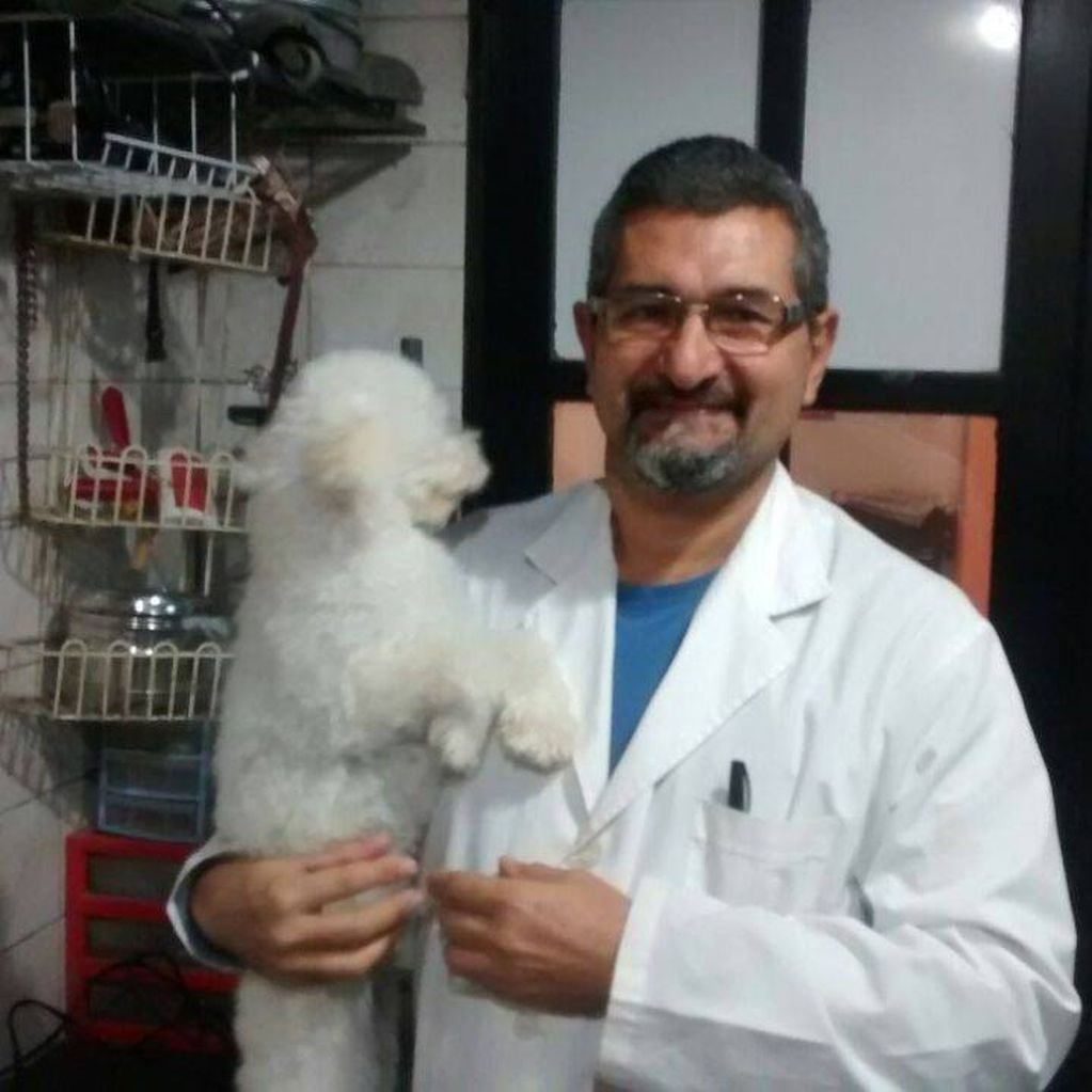 Ricardo González, más de 40 años con su veterinaria en Paraná.