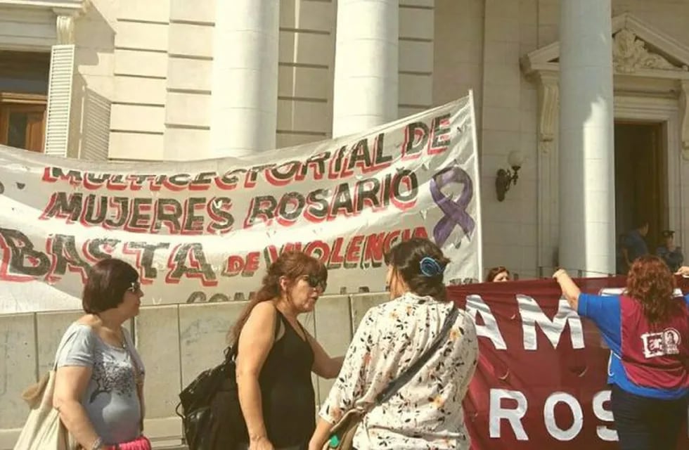 La Multisectorial de Mujeres Rosario viajó a Santa Fe para respaldar la iniciativa. (Facebook)
