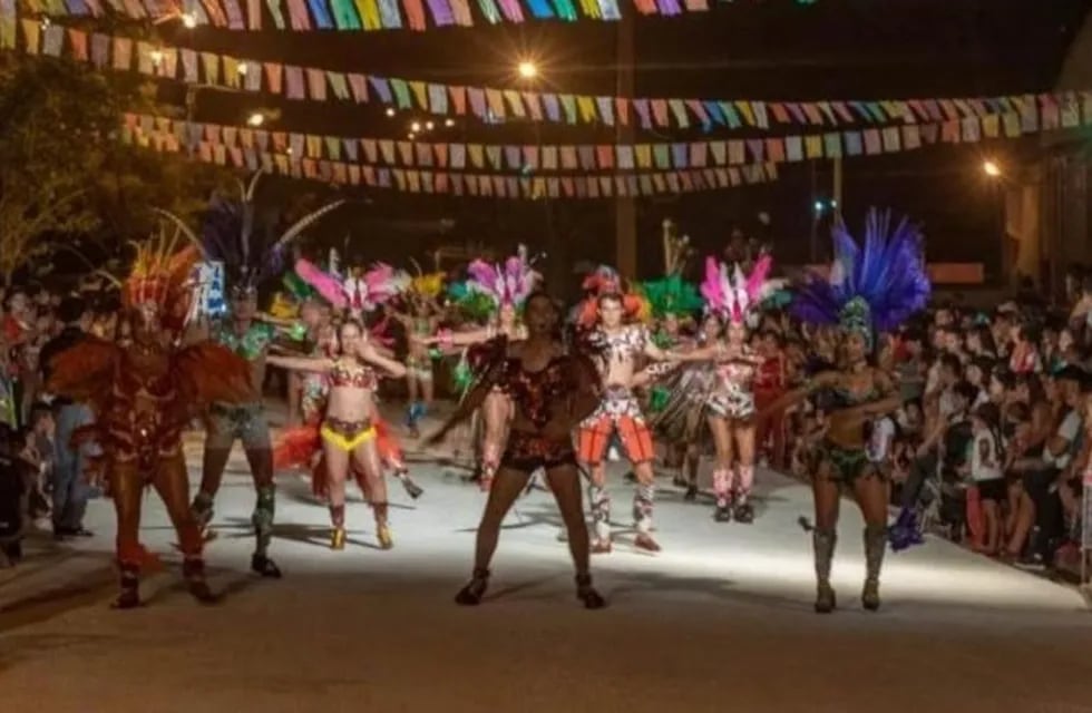 Puerto Esperanza: brillante despliegue de los carnavales en el sambódromo