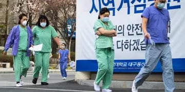 Trabajadores sanitarios en la localidad de Daegu, la más afectada de Corea del Sur por el coronavirus