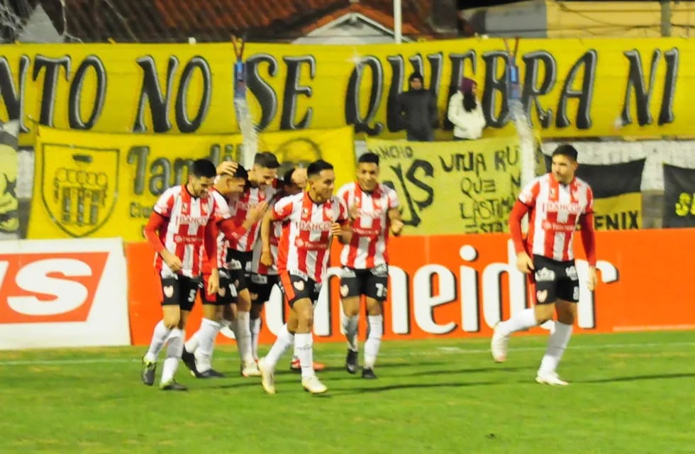 Festejo de Instituto, que goleó 4-0 al último del torneo (Gentileza Diario El Eco de Tandil).