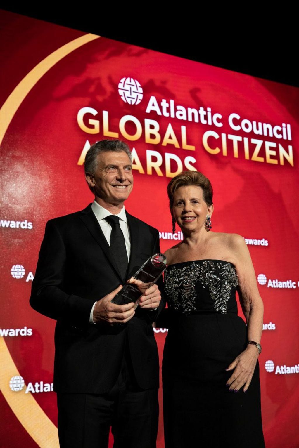 Macri recibe el premio de manos de Adrienne Arsht. (Foto: Adriana Groisman/ Clarín)