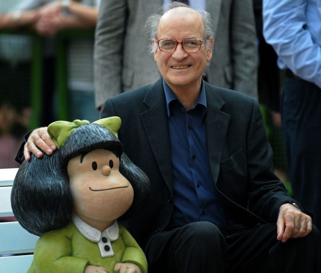 Quino junto a Mafalda en 2009. (Foto: Alejandro Pagni/AFP)