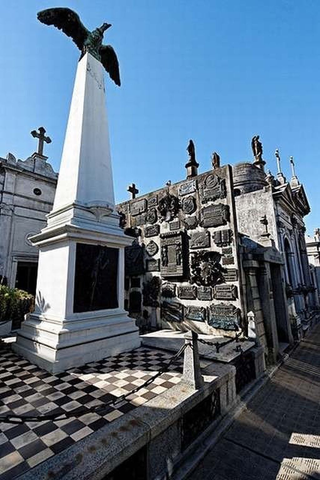 Mausoleo donde se encuentran los restos de Domingo F. Sarmiento en el Cementerio de la Recoleta.