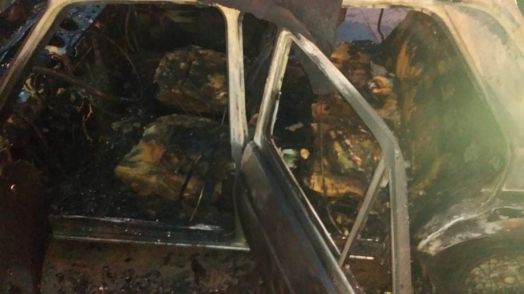 Alta Gracia: un vehículo se incendió tras ser embestido por una motocicleta.