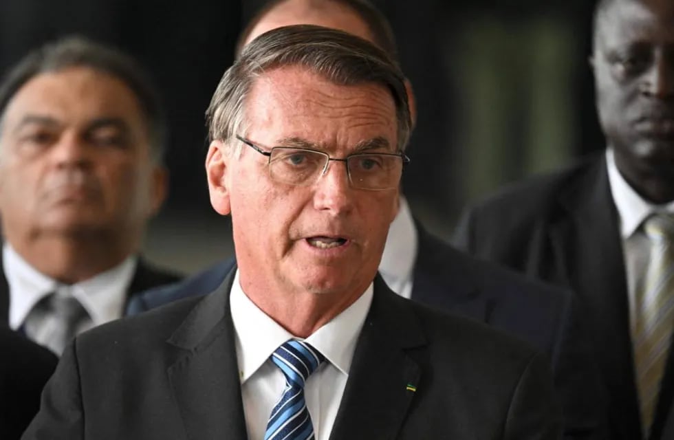 El expresidente de Brasil Jair Bolsonaro fue acusado de ingresar ilegalmente joyas a Arabia Saudita.