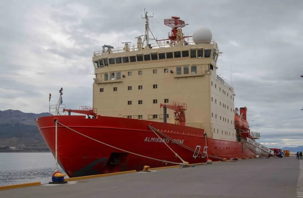 Rompehielos A.R.A "Almirante Irizar", amarrado al puerto de Ushuaia