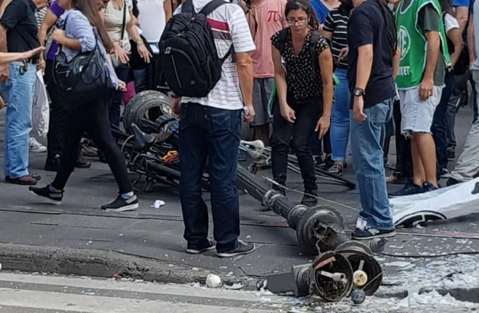 La columna cayó sobre una ciclista en Córdoba y Corrientes. (@somosnotrosario)