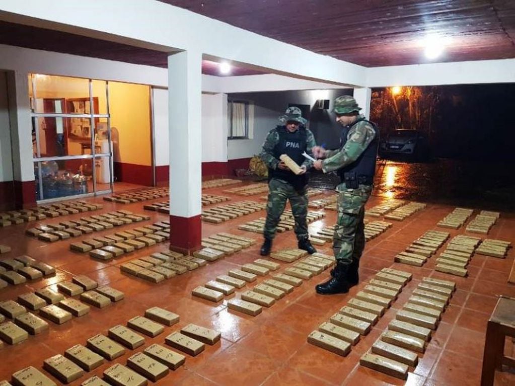 Narcotraficantes sorprendidos en canoa con 470 kilos de droga