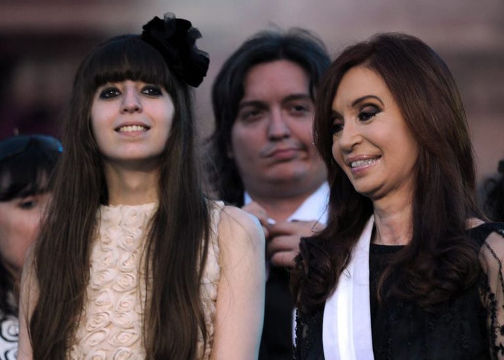 Florencia Kirchner junto a su mamá, la expresidenta Kirchner, en la ceremonia de asunción de 2011. Detrás, el otro hijo de la familia presidencial, Máximo. Crédito: DANIEL GARCIA / AFP.